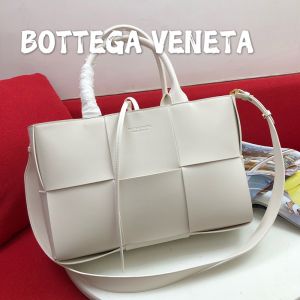 Bottega Veneta Medium Arco Tote with Detachable Strap In Intreccio Leather White